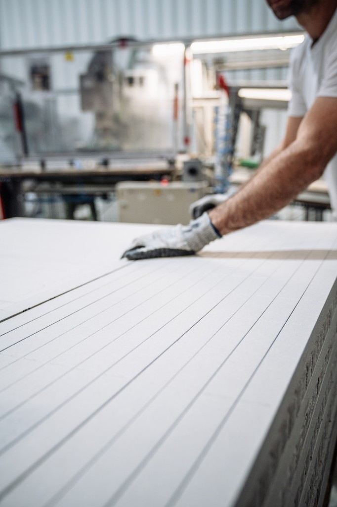 Préparation de tasseaux en carton en atelier