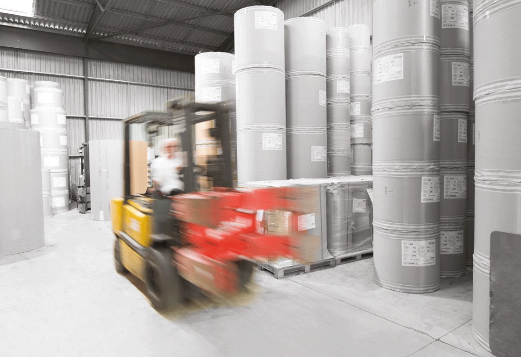 Manutention et stock de bobines en entrepôt Parisloire