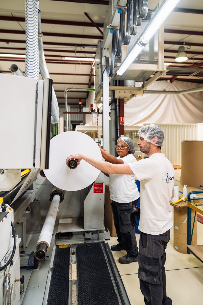Opérateurs Parisloire au travail sur une machine de découpe de papier